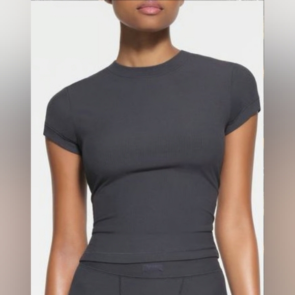 Skims Soft Lounge Baby Tee Shirt Top Graphite XSmall NWT - Picture 1 of 5